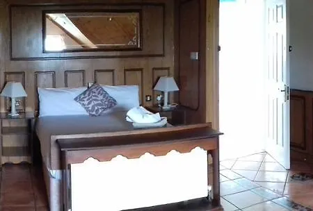 Konukevi The White House 3*