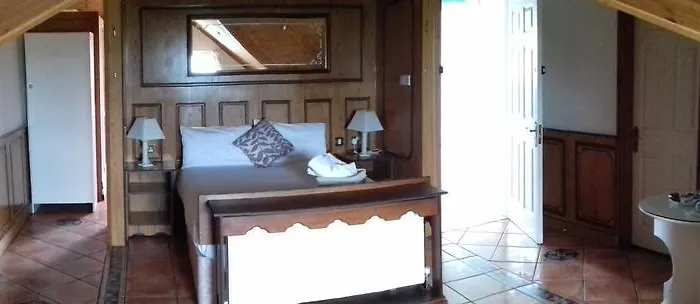 Konukevi The White House 3*